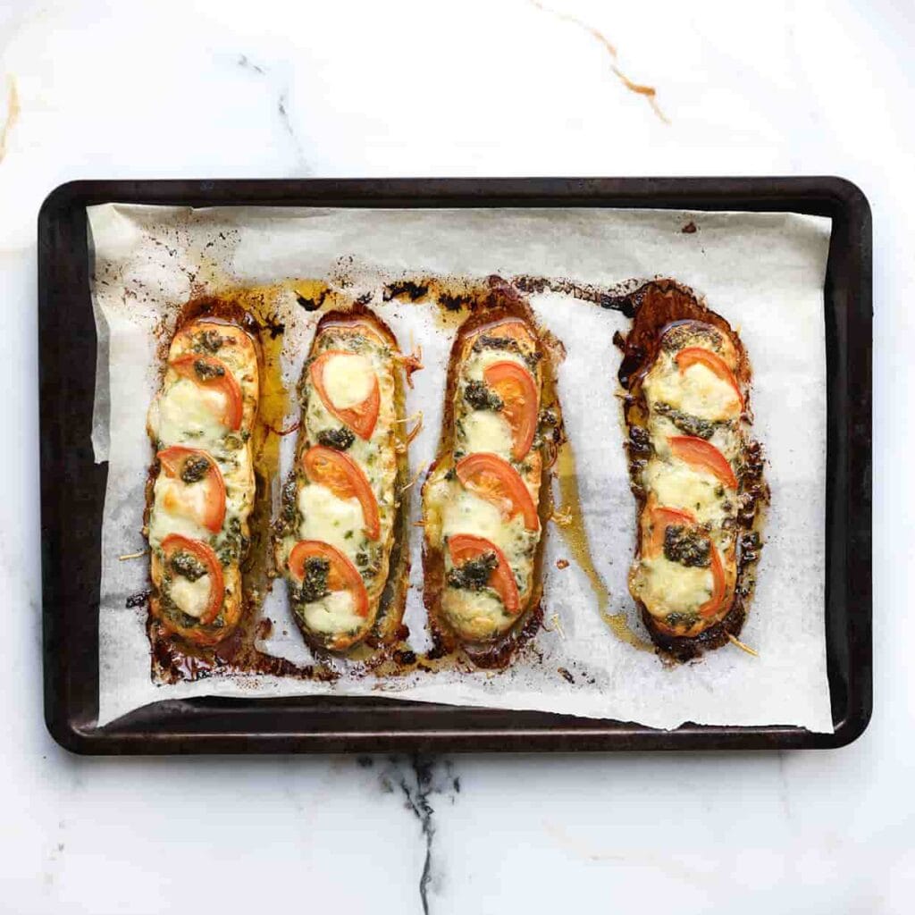 Plaats de kip weer terug in de oven en bak nog 8-10 minuten, of totdat de kaas mooi gesmolten is en de kip volledig gaar is.