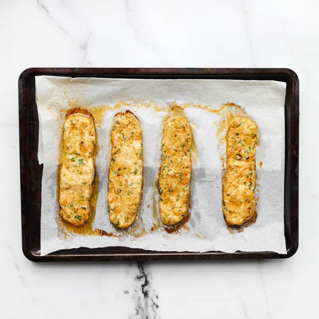 Plaats het kipgehakt in een voorverwarmde oven op 200 ℃ en bak 15 minuten.