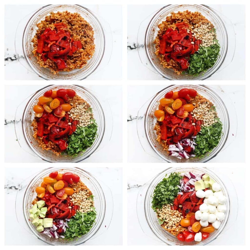 Snijd de groenten in stukken. Voeg gegrilde rode paprika, rucola, pijnboompitten, snoeptomaatjes, rode ui, avocado en mini mozzarella toe. Meng alles goed door elkaar.