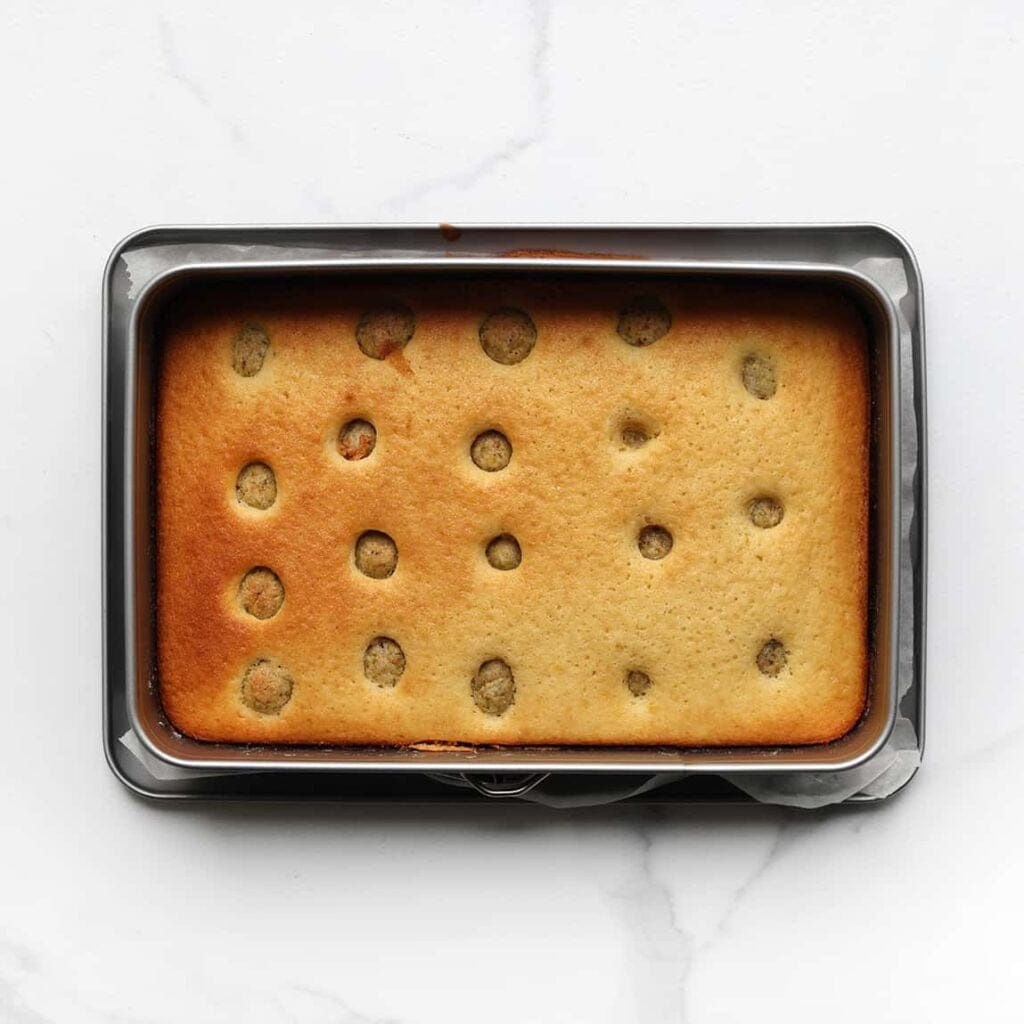 Plaats de pistachecake in een voorverwarmde oven op 175 ℃ en bak 22-25 minuten of tot de pistachecake mooi goudbruin is gekleurd. Houd de baktijd zelf in de gaten, omdat elke oven anders werkt. Laat de pistachecake volledig afkoelen.