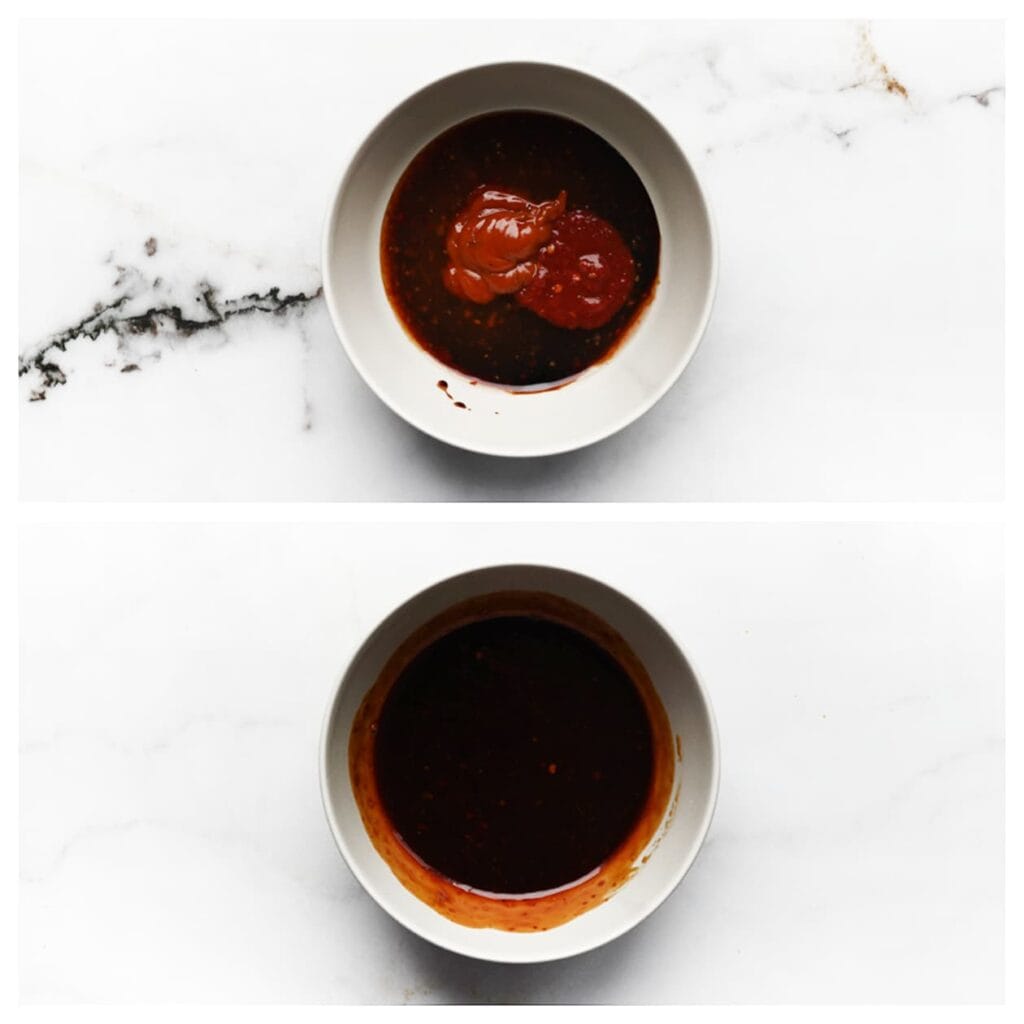 Meng in een kom de ketjap manis, honing, sambal en chilisaus.