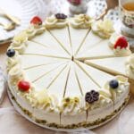 Vanillecake met gele room kookmutsjes