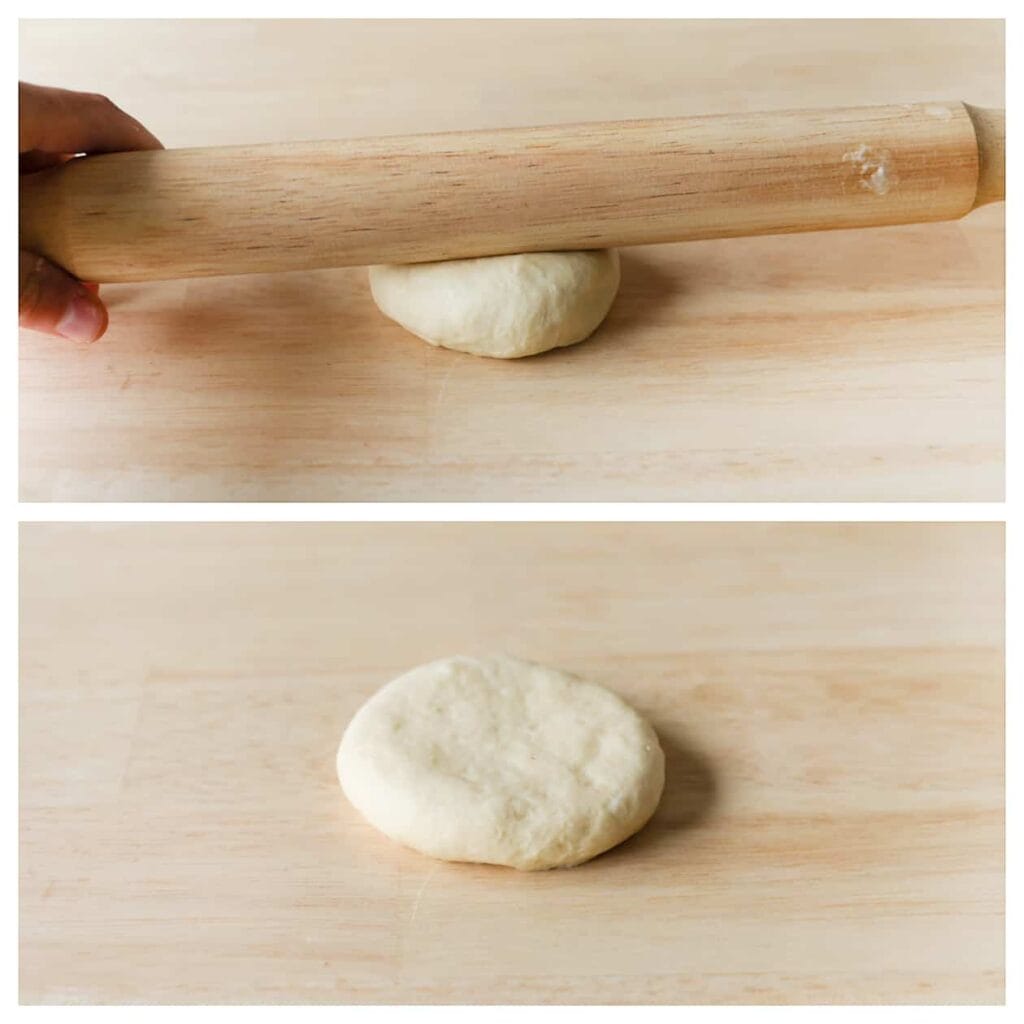 Neem een stuk deeg en rol het iets plat tot een diameter van 8 cm. Leg het deeg op een bakplaat met bakpapier en laat 30 minuten rijzen, of totdat ze in omvang zijn verdubbeld.