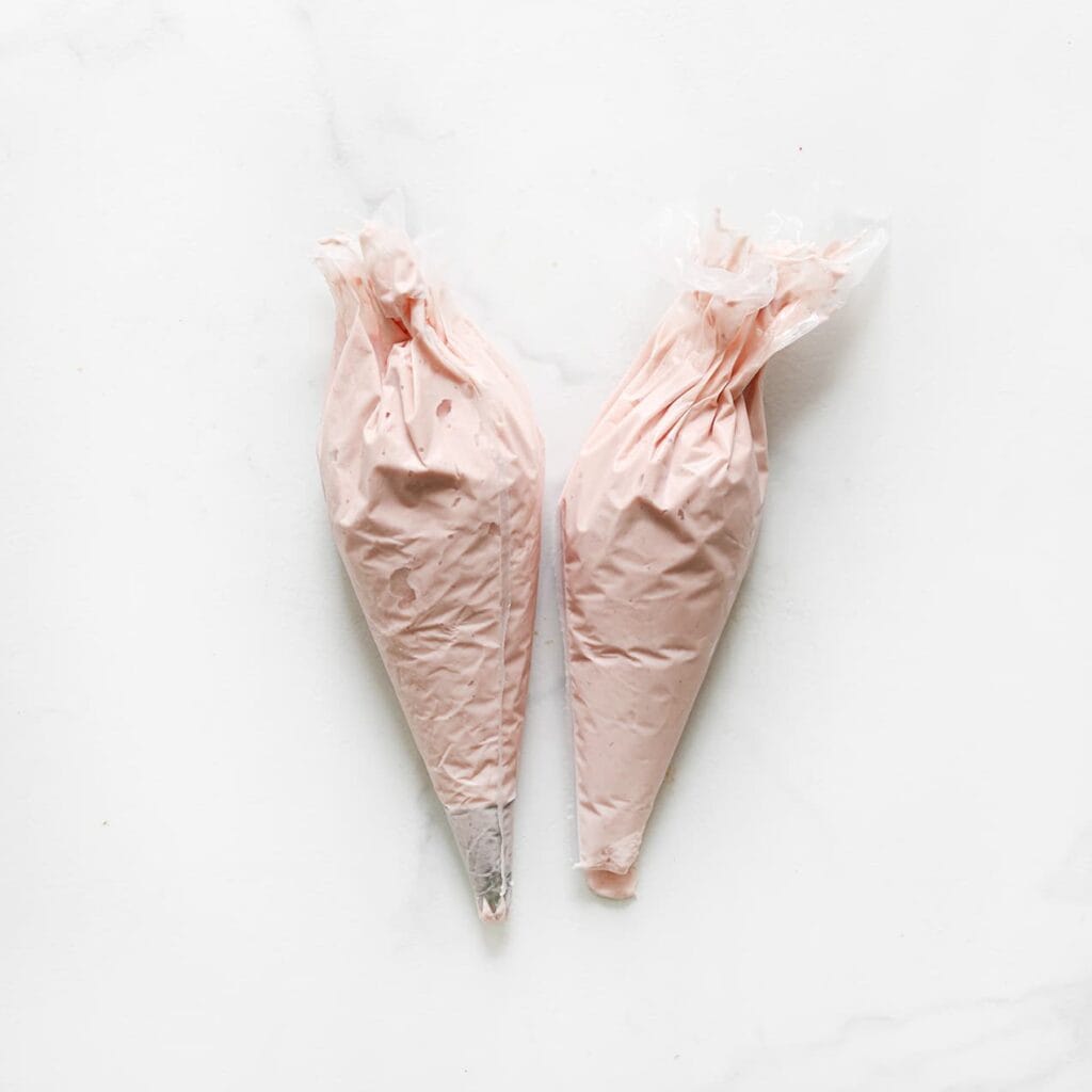 Doe de room in een spuitzak.