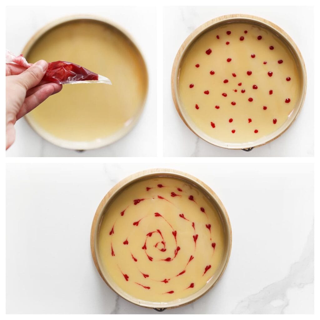 Spuit meteen wat frambozensiroop (20 gram) erop en gebruik een tandenstoker om een sierlijk patroon te creëren. Zet de frambozentaart, afgedekt, enkele uren in de koelkast om op te stijven.