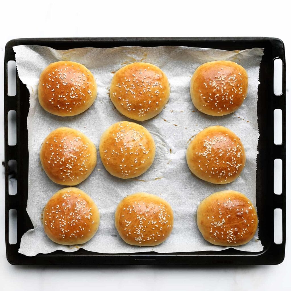 Zet de hamburgerbroodjes in een voorverwarmde oven op 180 °C. 12-18 minuten, of totdat ze mooi goudbruin zijn.