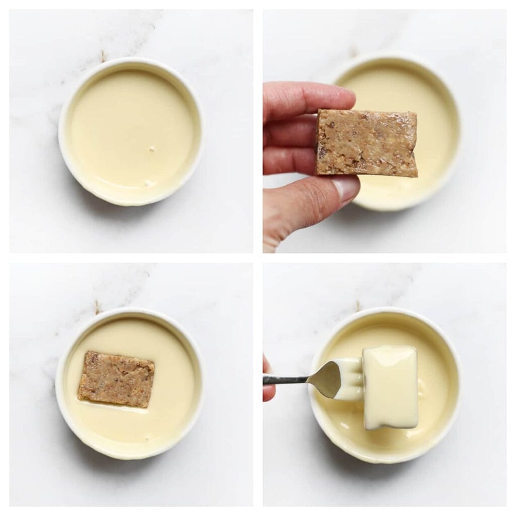 Doe de gesmolten witte chocolade in een klein diep kommetje. Haal de stukjes koekjesdeeg door de chocolade.