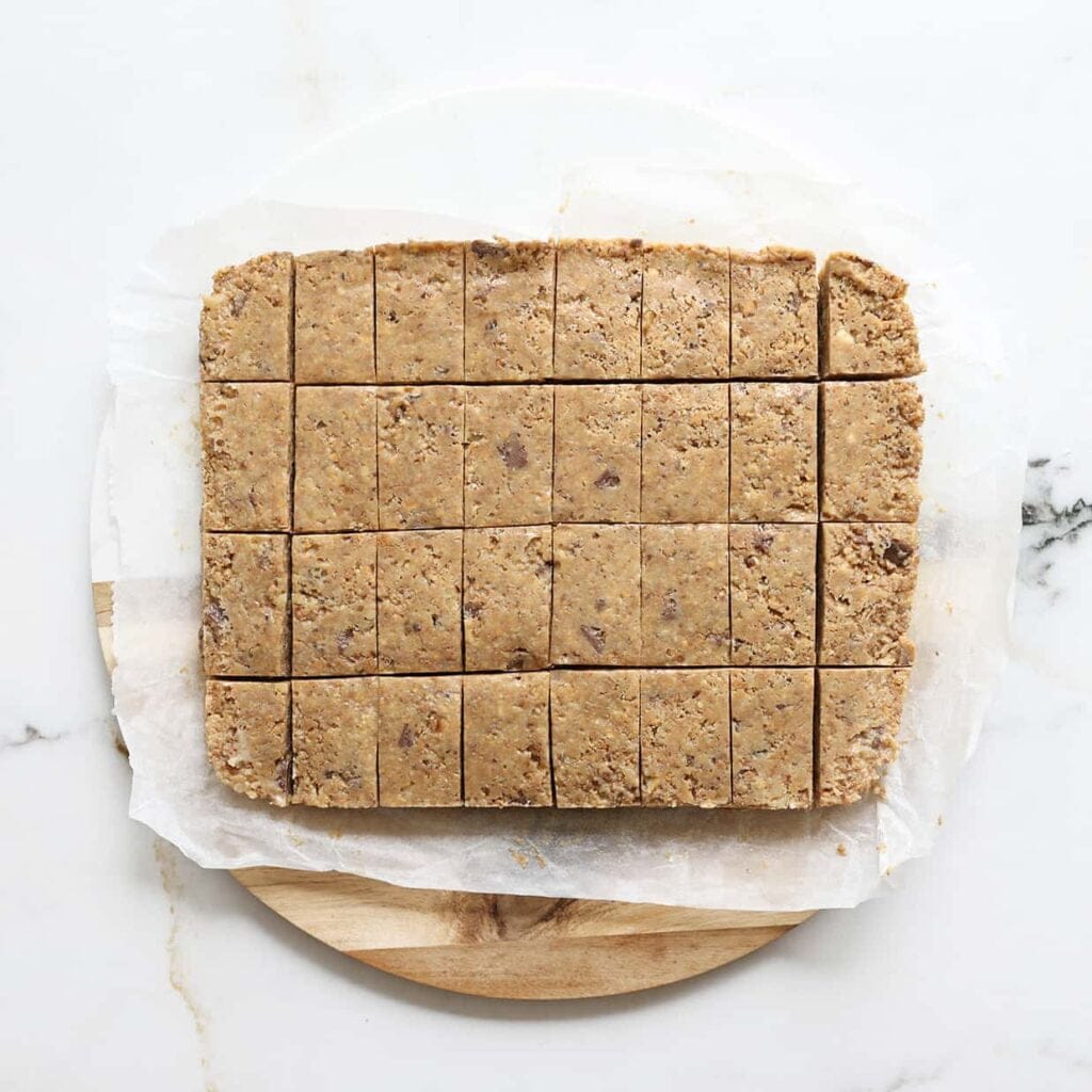 Snijd het koekjesdeeg in gelijke stukken.