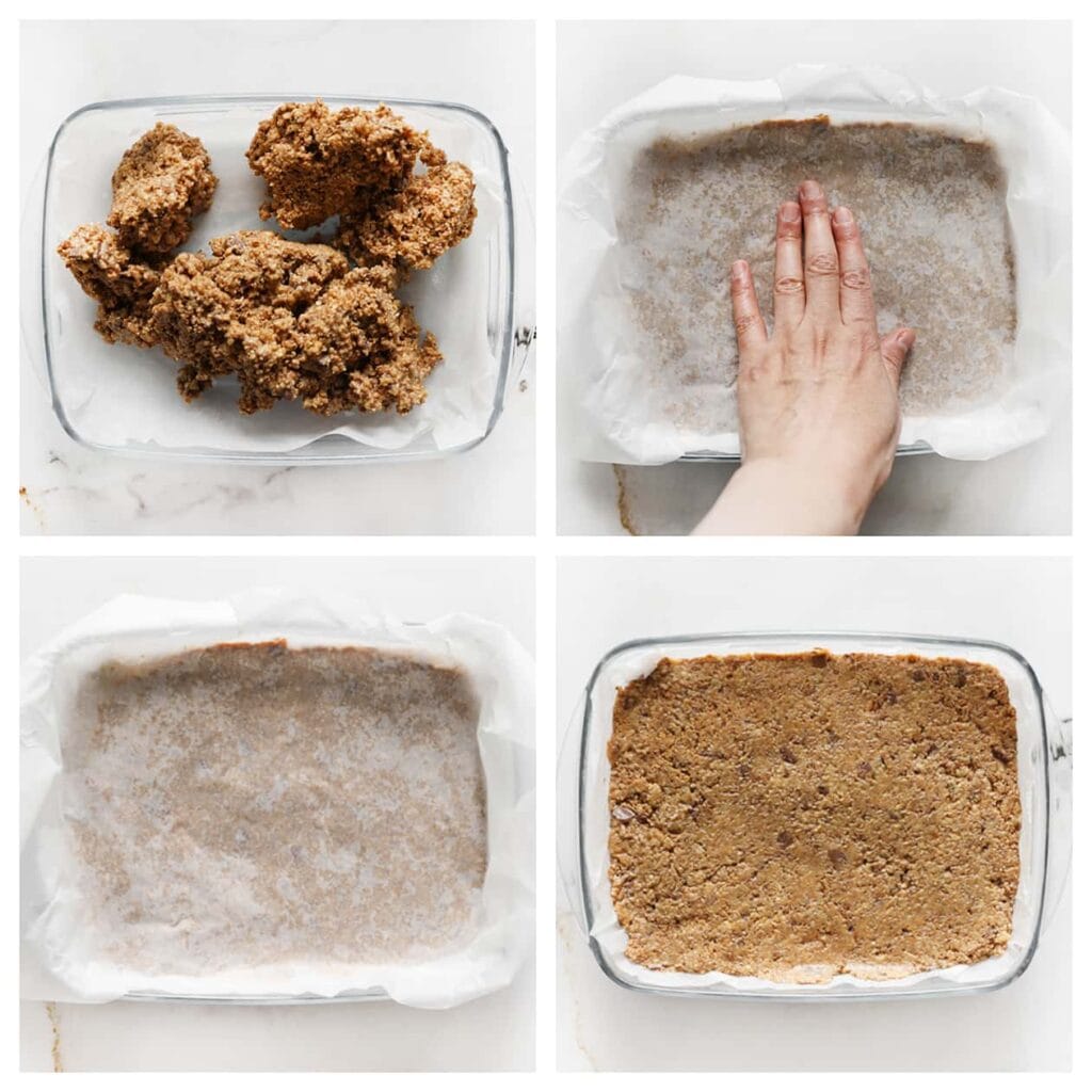 Verdeel het koekjesdeeg over een schaal met bakpapier. Druk het stevig aan tegen de bodem, gebruik hierbij een vel bakpapier als hulpmiddel zodat het niet blijft plakken.