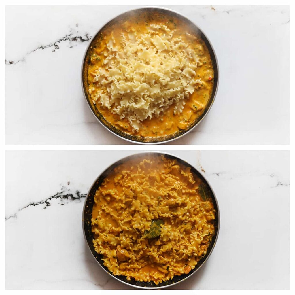 Meng de uitgelekte pasta door het kipmengsel tot alles goed is gemengd.