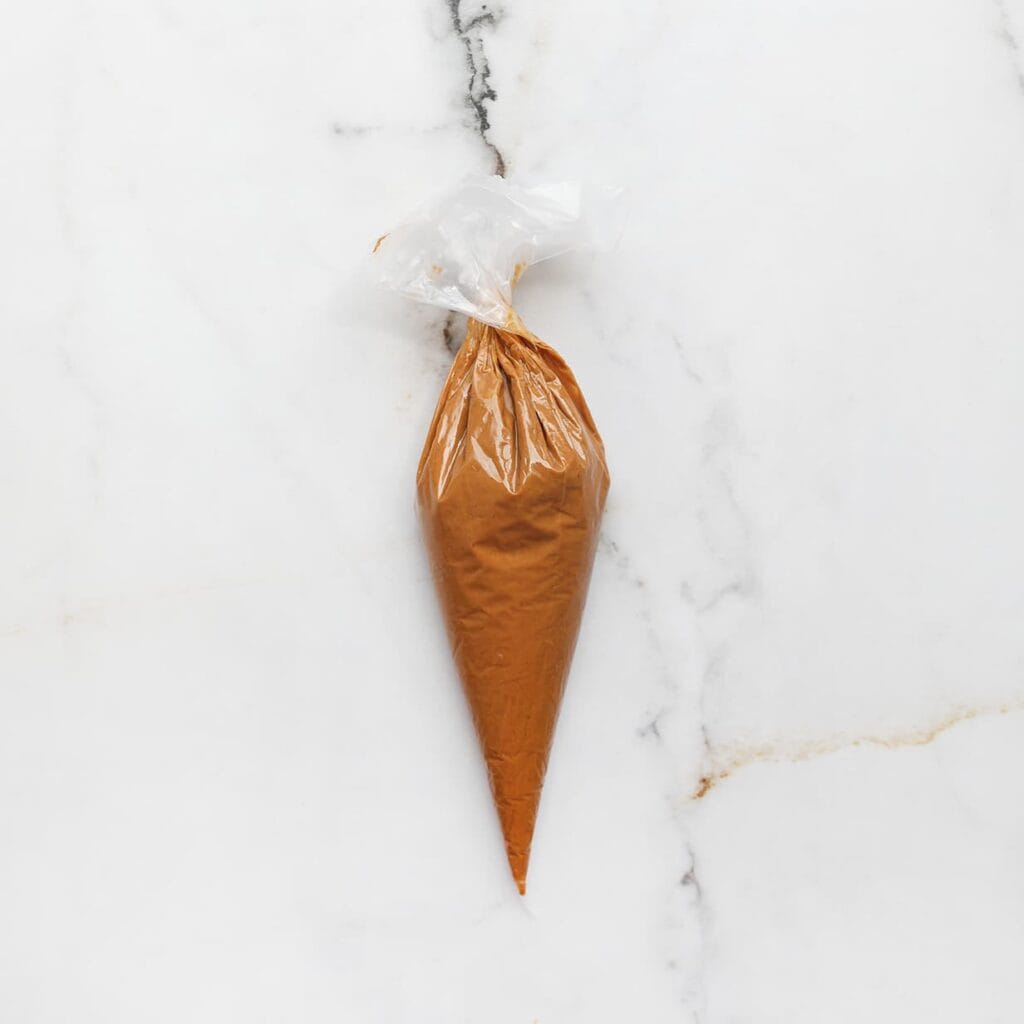 Doe het speculoosmengsel in een spuitzak.