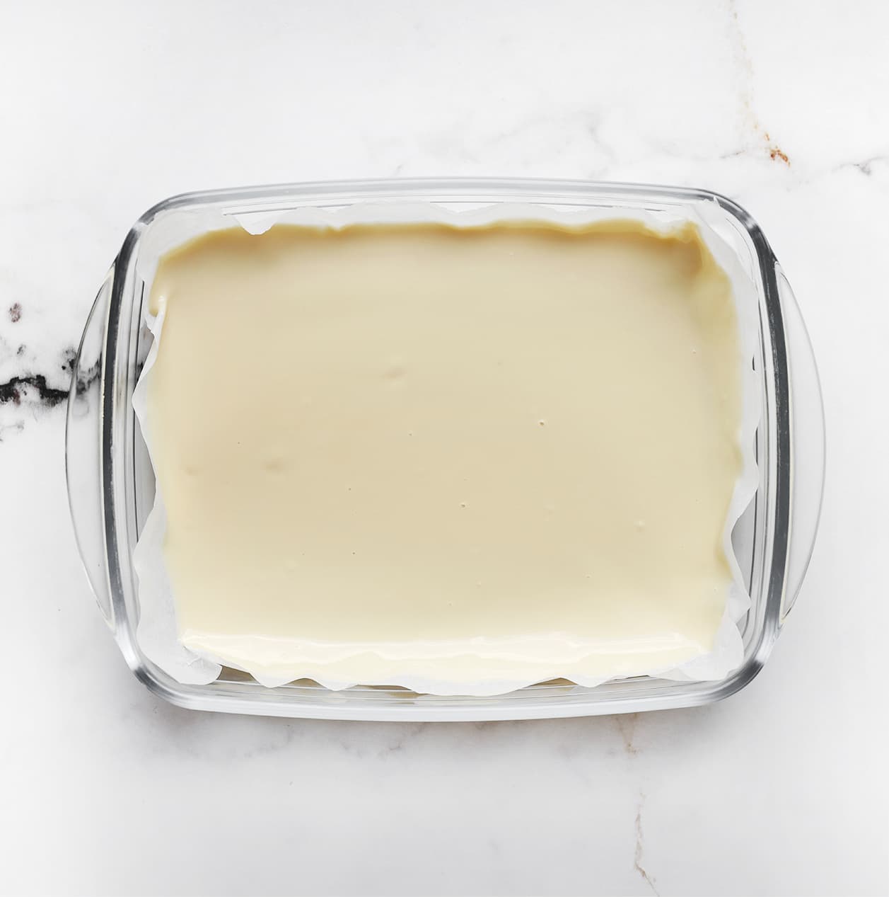 Witte chocolade verdelen over een schaal