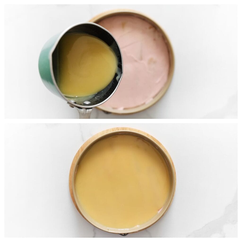 Giet de witte chocolade ganache gelijkmatig over de frambozentaart.