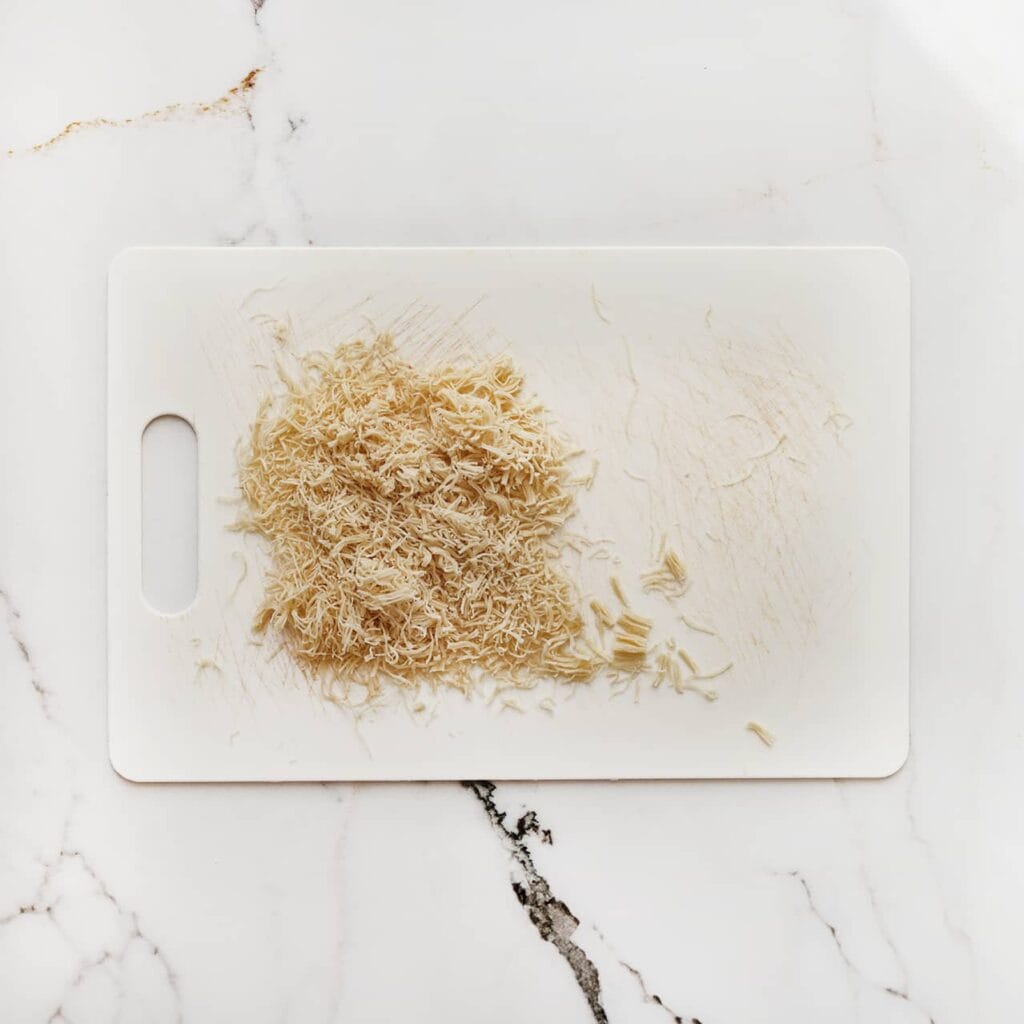 Snijd de kataifi klein. 