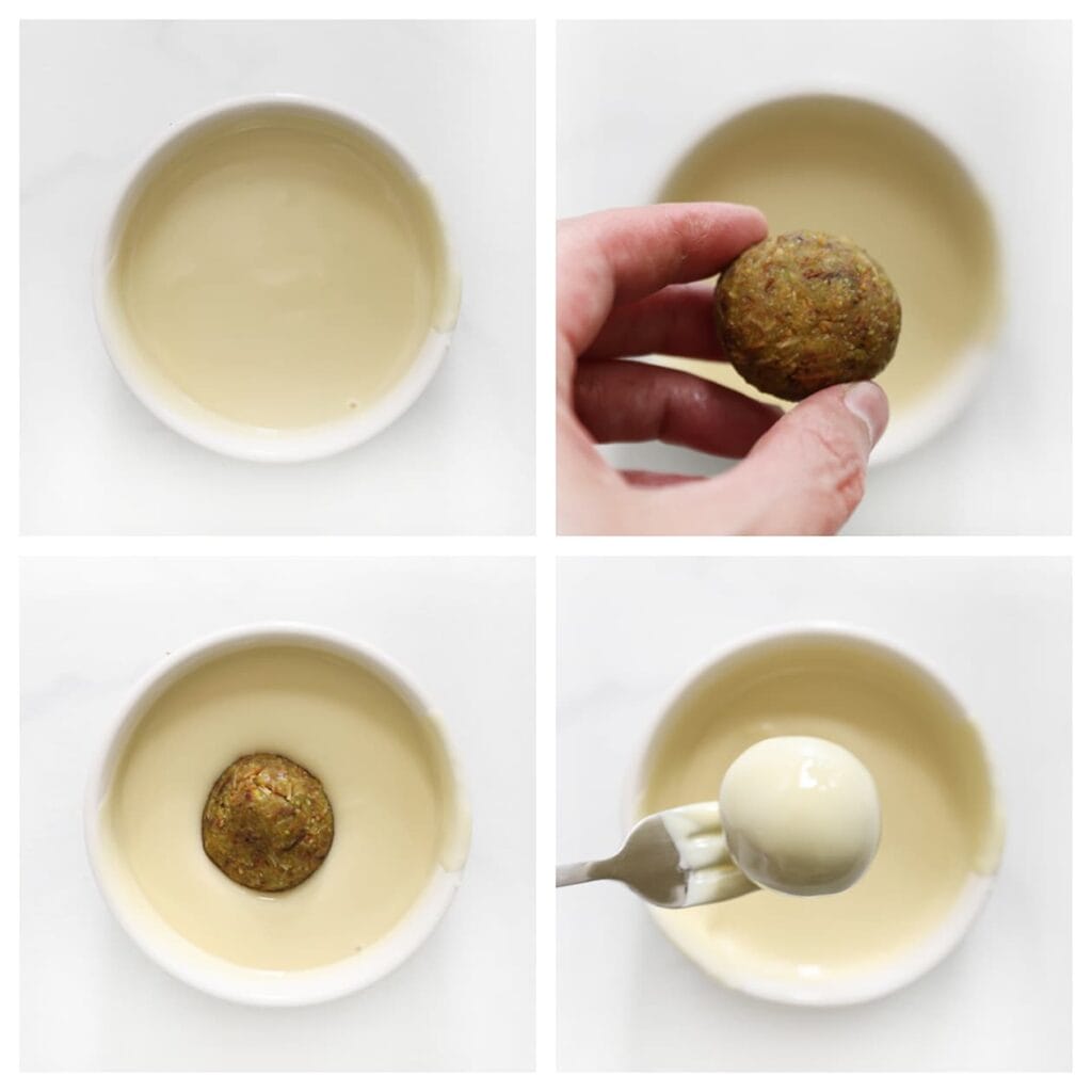 Smelt de witte chocolade au bain marie en doe deze in een klein diep kommetje. Haal de pistacheballetjes één voor één door de chocolade.