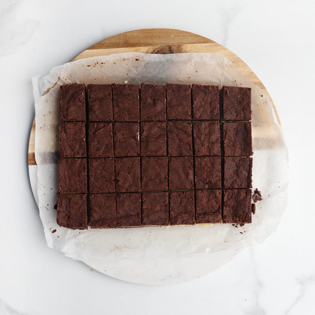 Snijd de afgekoelde brownie in gelijke stukken.