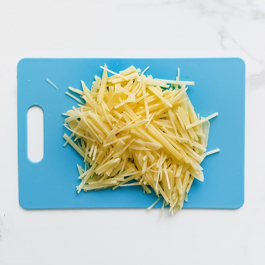 Was de aardappelen en snijd ze in dunne frietsticks. Dep ze goed droog en meng met het zout.