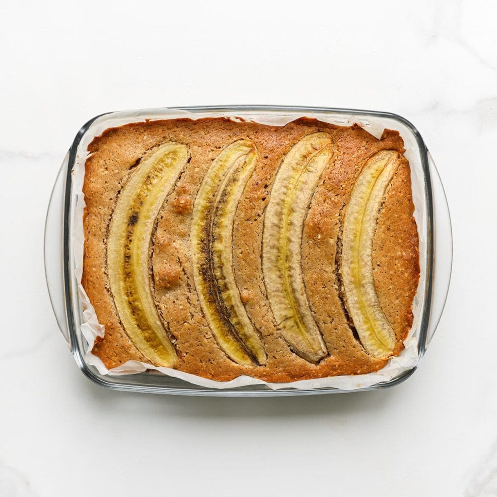 Plaats de bananencake in een voorverwarmde oven op 175 ℃. Bak 30-40 minuten. Elke oven werkt anders, houd de baktijd zelf in de gaten. Laat de cake afkoelen.