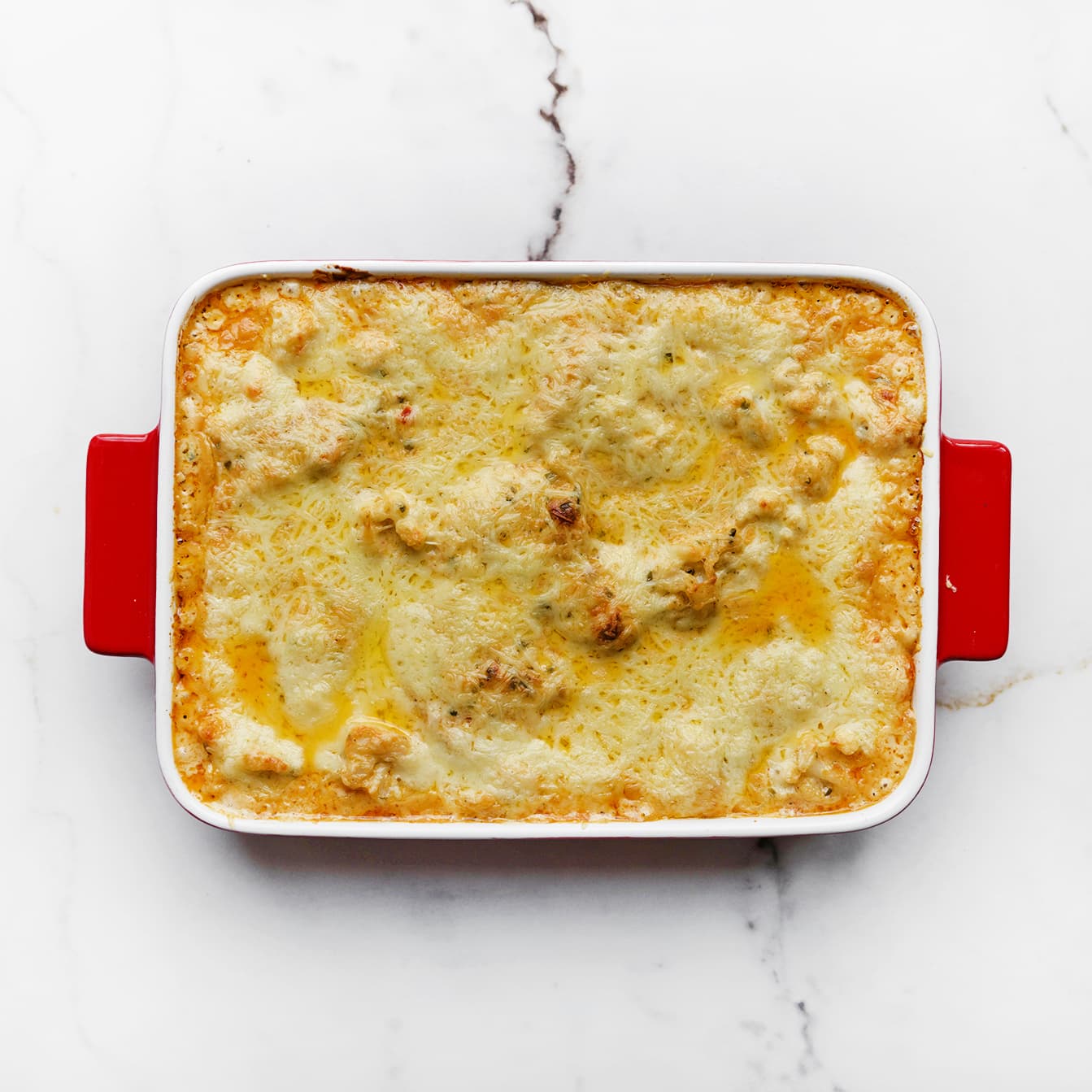 Bloemkool-aardappelschotel met kip bakken in de oven