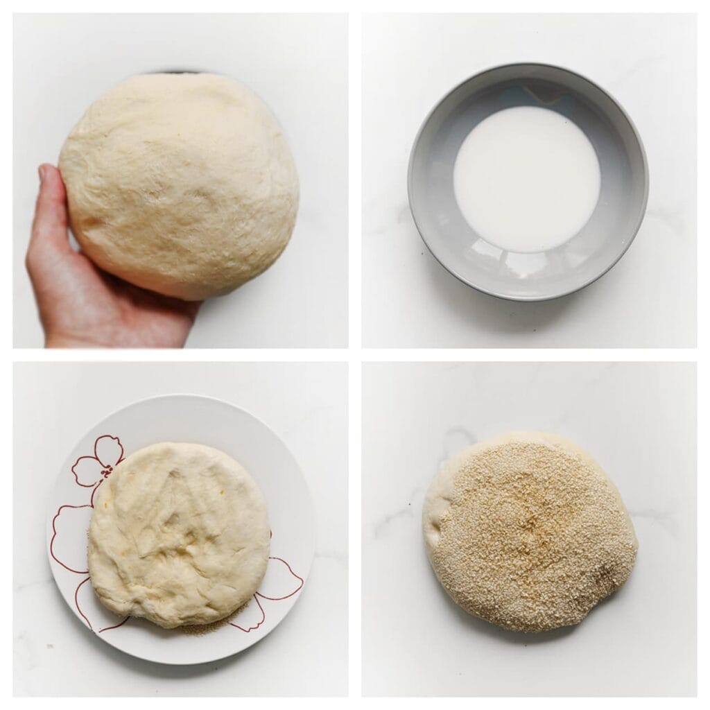 Ontlucht het deeg door het kort te kneden en vorm er een mooie bol van. Haal de bol door de melk en vervolgens door de sesamzaadjes. Druk de zaadjes goed aan.