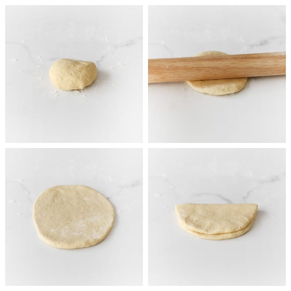 Rol met een deegroller elk bolletje plat tot een cirkel en vouw het dubbel. Herhaal dit met de rest van het deeg.