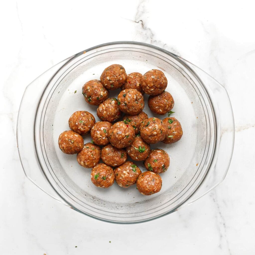 Vorm gehaktballen van het gehaktmengsel.