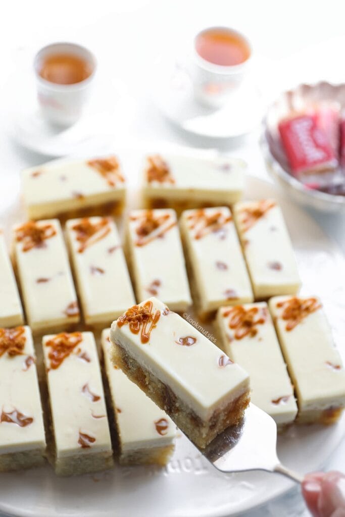 Karamel Poke Cake eindresultaat Kookmutsjes