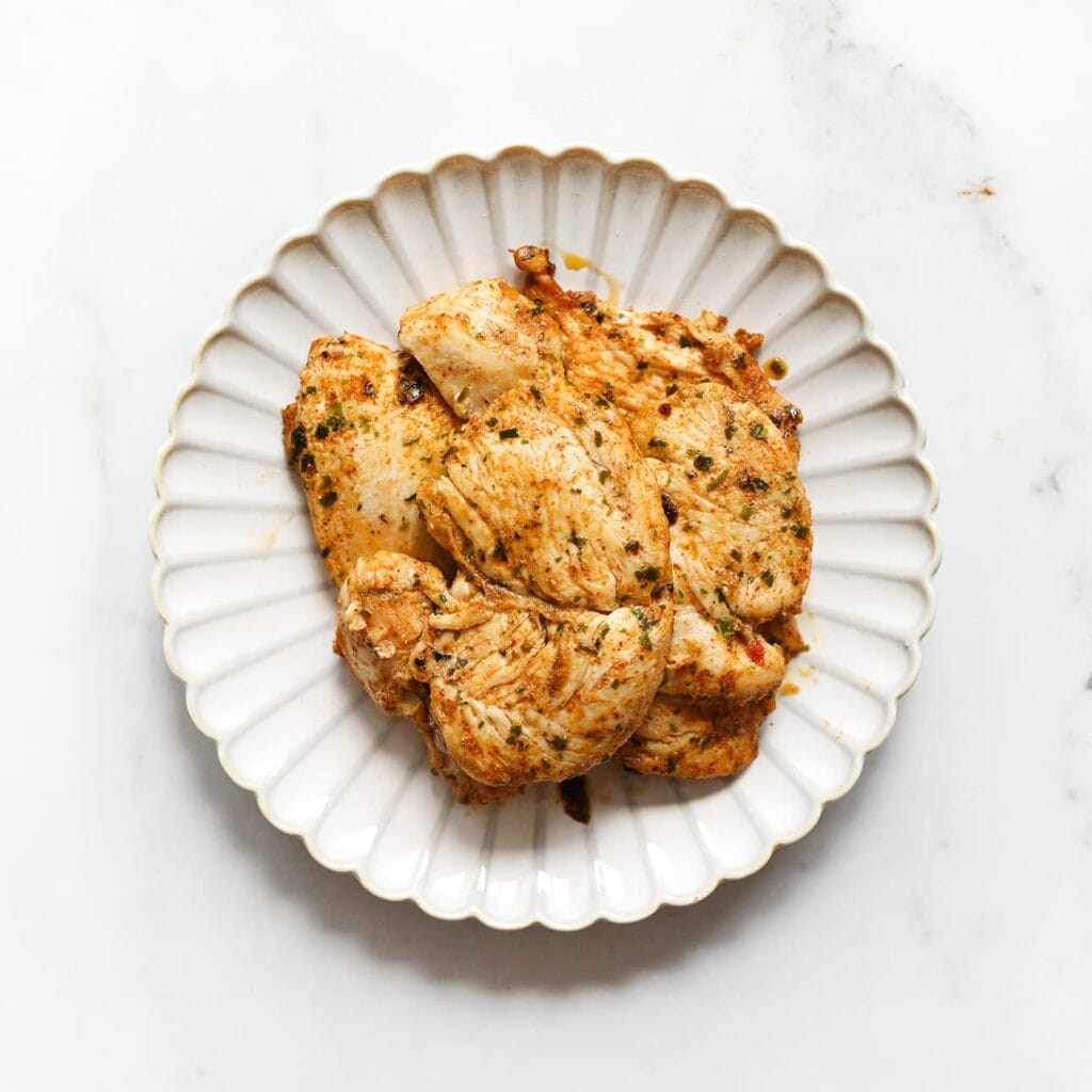 Haal de kippendijen uit de pan en zet apart.