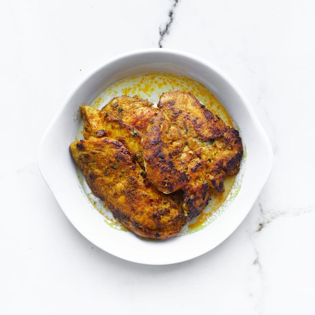 Haal de kip uit de pan en zet apart.