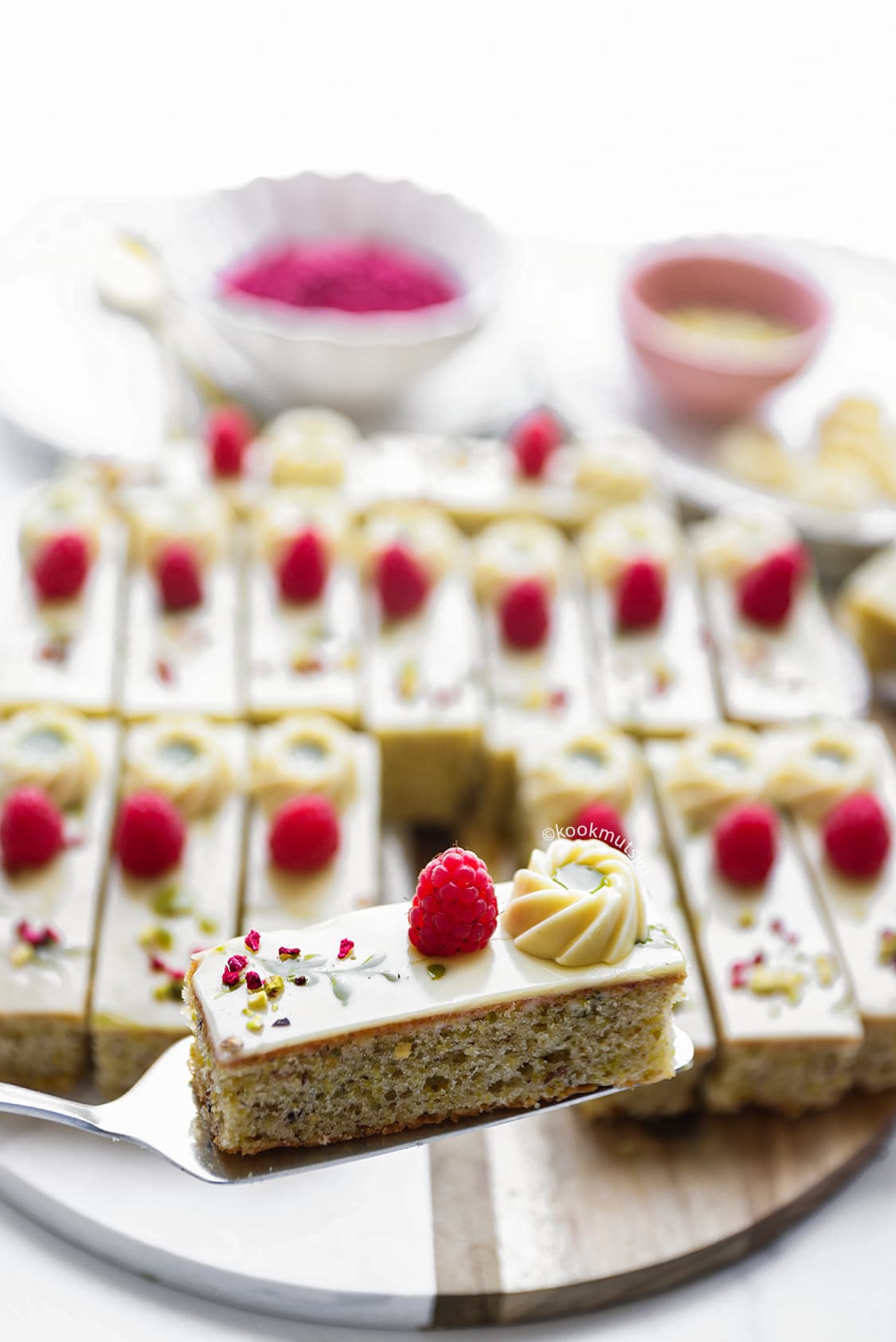 Pistache cake met witte chocolade eindresultaat van Kookmutsjes