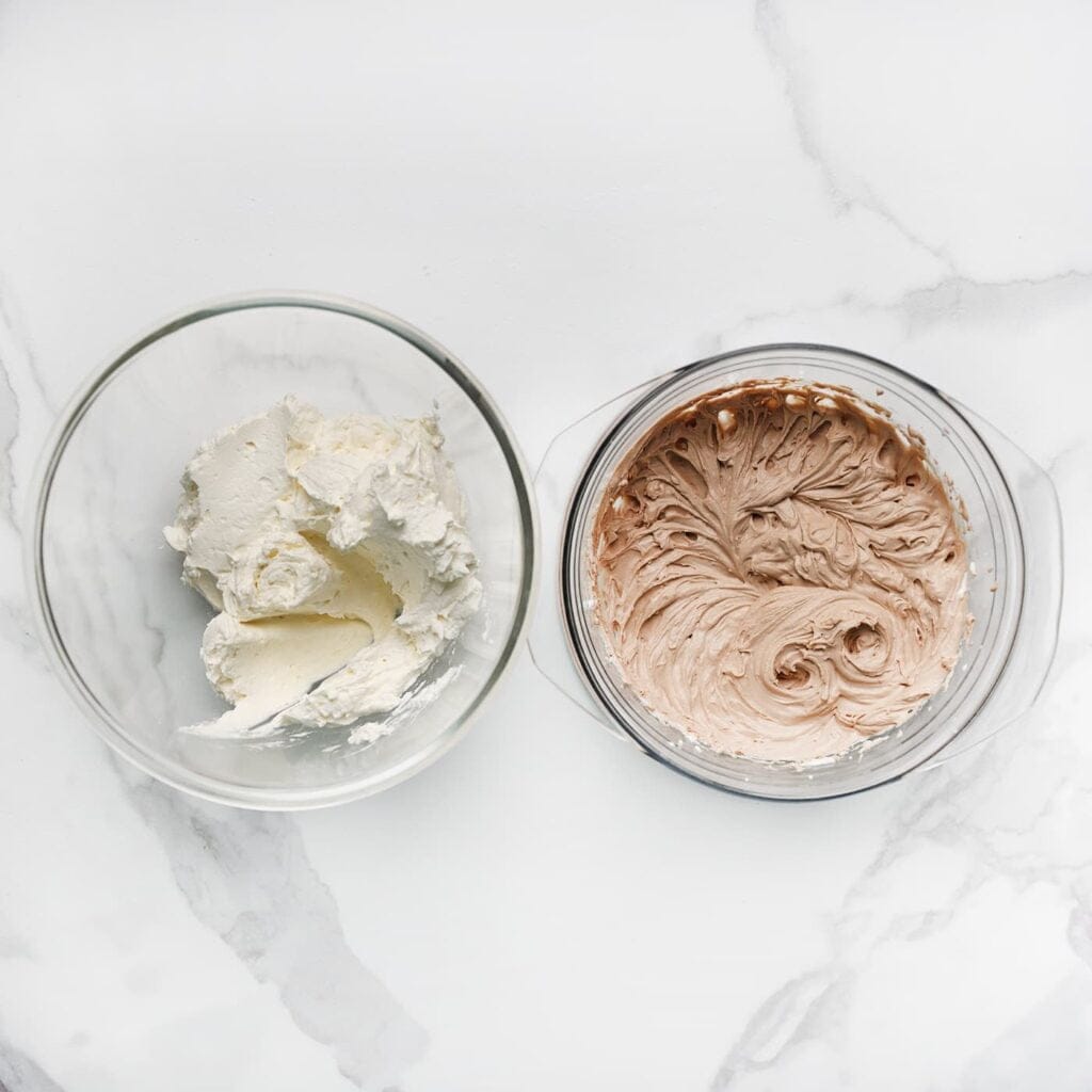 Doe de room in een spuitzak.