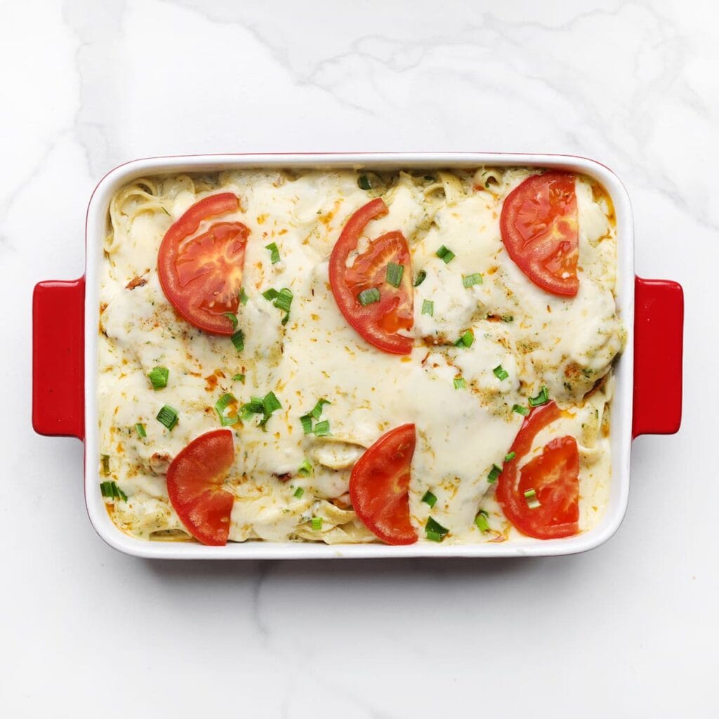 Plaats de ovenschaal in een voorverwarmde oven van 200°C en bak 8-15 minuten, of totdat de kaas volledig is gesmolten.