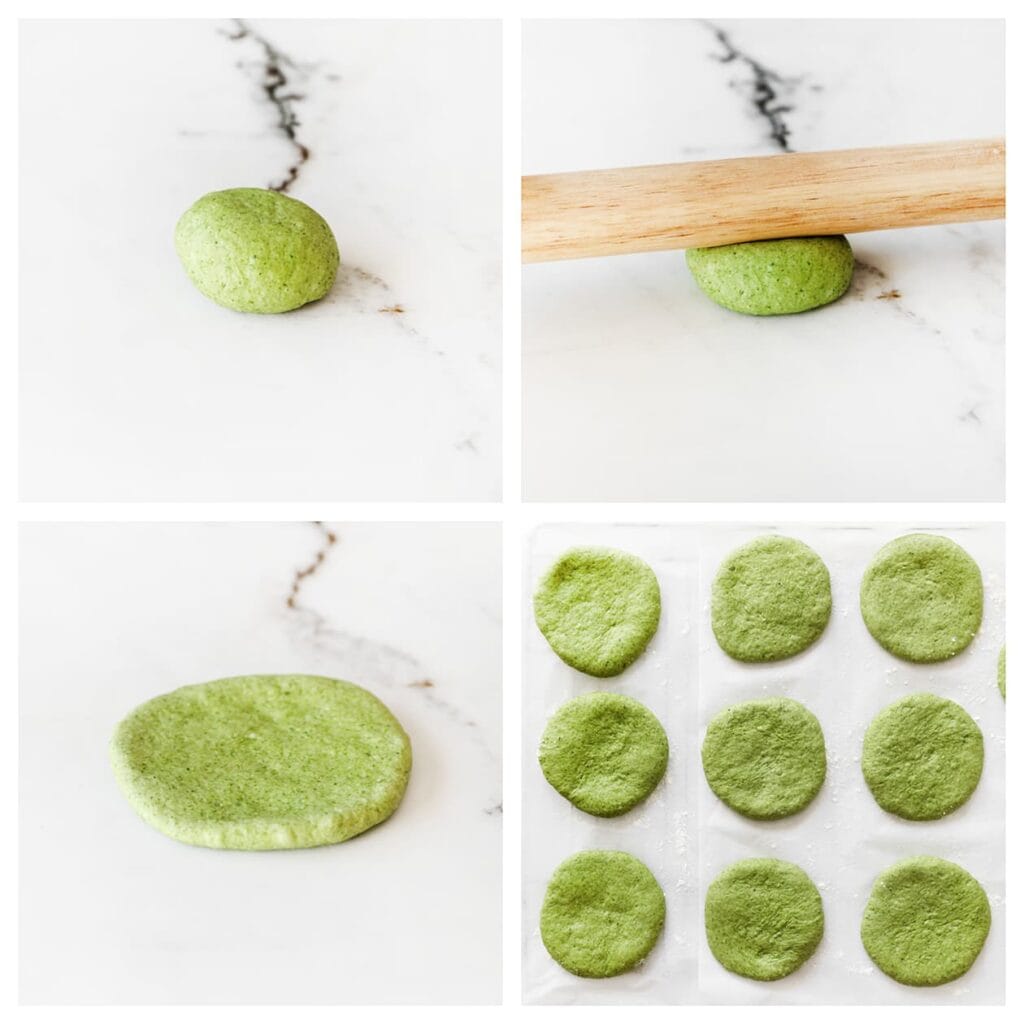 Rol elk bolletje uit met een deegroller tot een platte cirkel en leg ze op een vel bakpapier. 