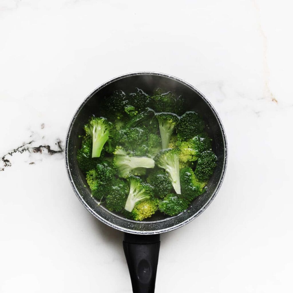 Breng de broccoli aan de kook in een steelpan met water en kook 6-7 minuten. Voor beetgare broccoli kook je deze 4-5 minuten. Giet af en zet apart.