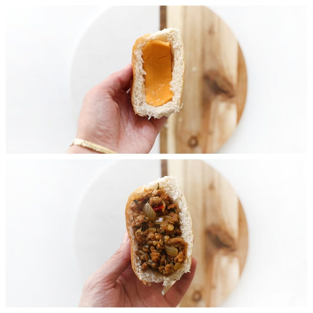 Vul de holtes van de broodjes met wat kaas en het gehaktmengsel.