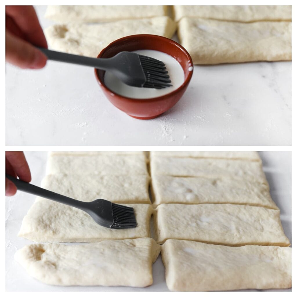 Bestrijk elk stuk deeg licht met melk.