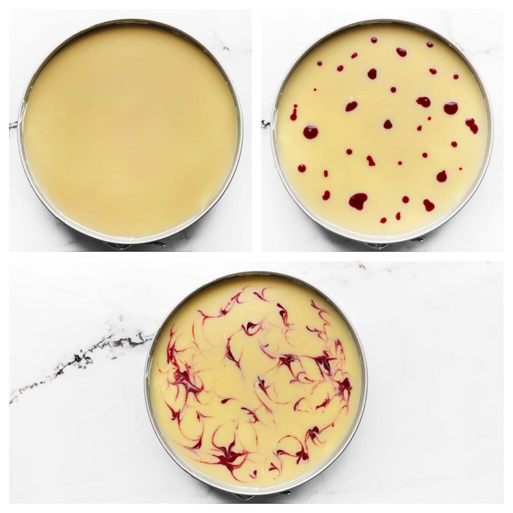 Giet de ganache over de cheesecake en spuit er wat frambozensiroop op. Gebruik een tandenstoker om een patroon te maken. Dek de cheesecake af en laat deze opstijven in de koelkast, bij voorkeur een nacht.