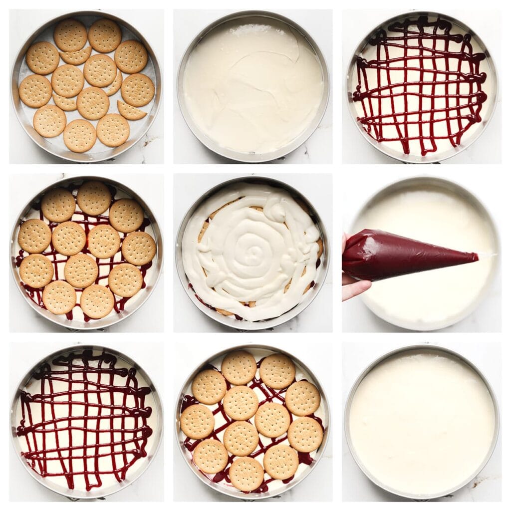 Bekleed de bodem van een bakvorm met bakpapier en verdeel er een laagje mariakoekjes over. Spuit een derde van het cheesecakebeslag erop en strijk het glad. Spuit hier de frambozensiroop over. Leg een nieuwe laag mariakoekjes en herhaal met een derde van het cheesecakebeslag. Spuit er weer wat frambozensiroop op (bewaar wat siroop voor de garnering). Eindig met een laag mariakoekjes en het resterende cheesecakebeslag, en maak de bovenkant glad.