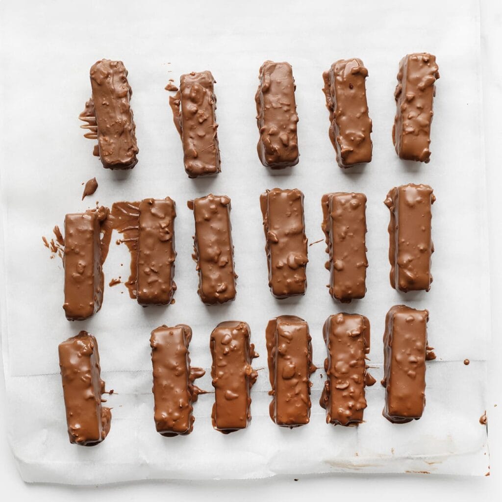 Leg de repen op een vel bakpapier en laat de chocolade uitharden.