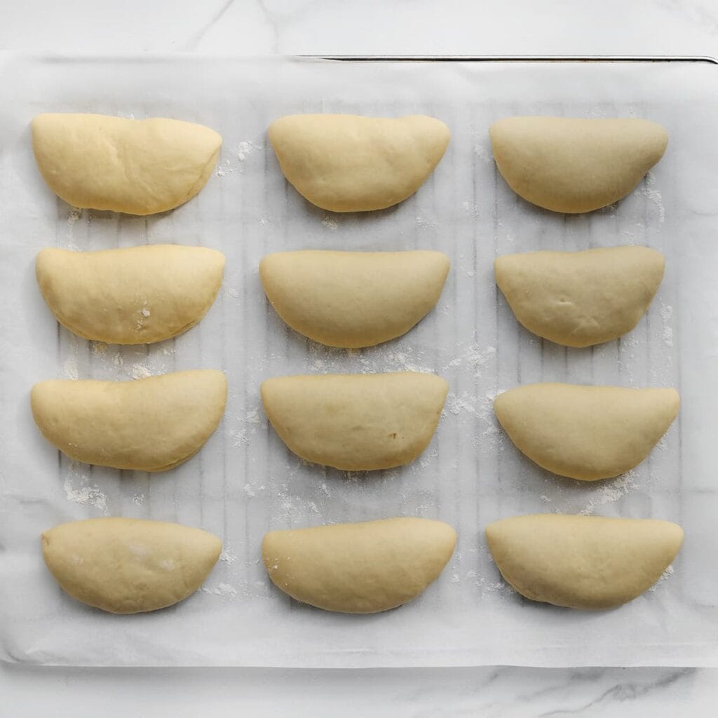 Laat het gevulde deeg nog 30 minuten rijzen, of totdat ze in omvang zijn verdubbeld.