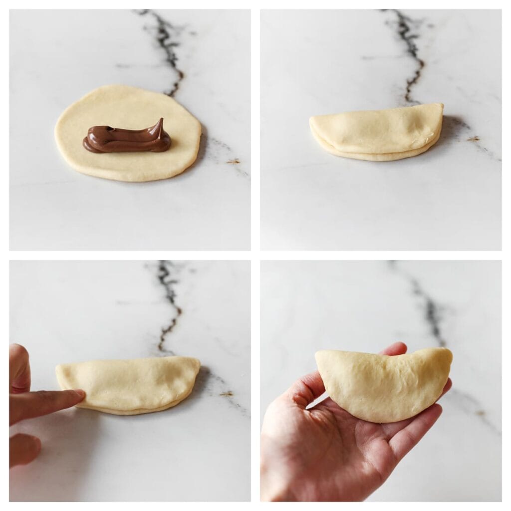 Doe de chocoladepasta in een spuitzak (of gebruik een boterhamzakje). Vul het deeg met een beetje chocoladepasta en vouw het deeg dicht. Druk de randen stevig aan met je vingers zodat de vulling er niet uitloopt.