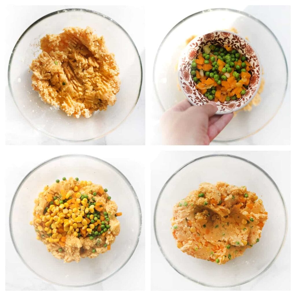 Voeg de geraspte kaas, cheddar, doperwten, wortels en maïs toe aan het aardappelmengsel. Meng alles goed door elkaar.