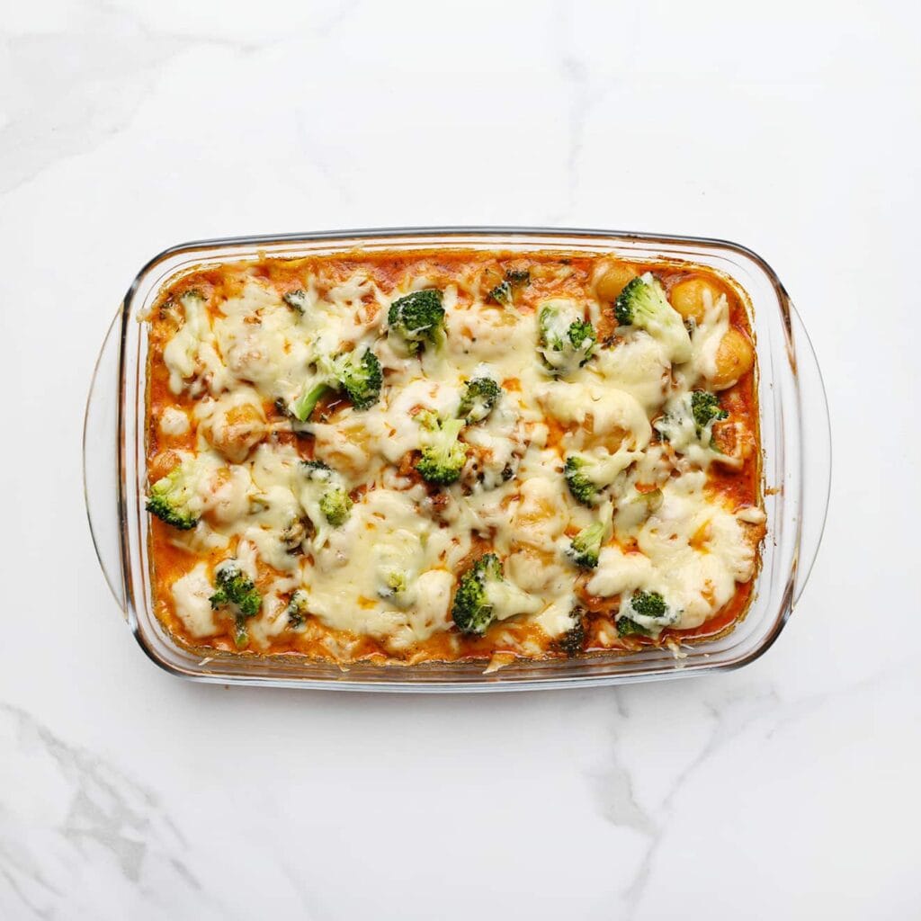 Bak de ovenschotel 8-10 minuten in een voorverwarmde oven op 200 °C, of tot de kaas mooi gesmolten is.