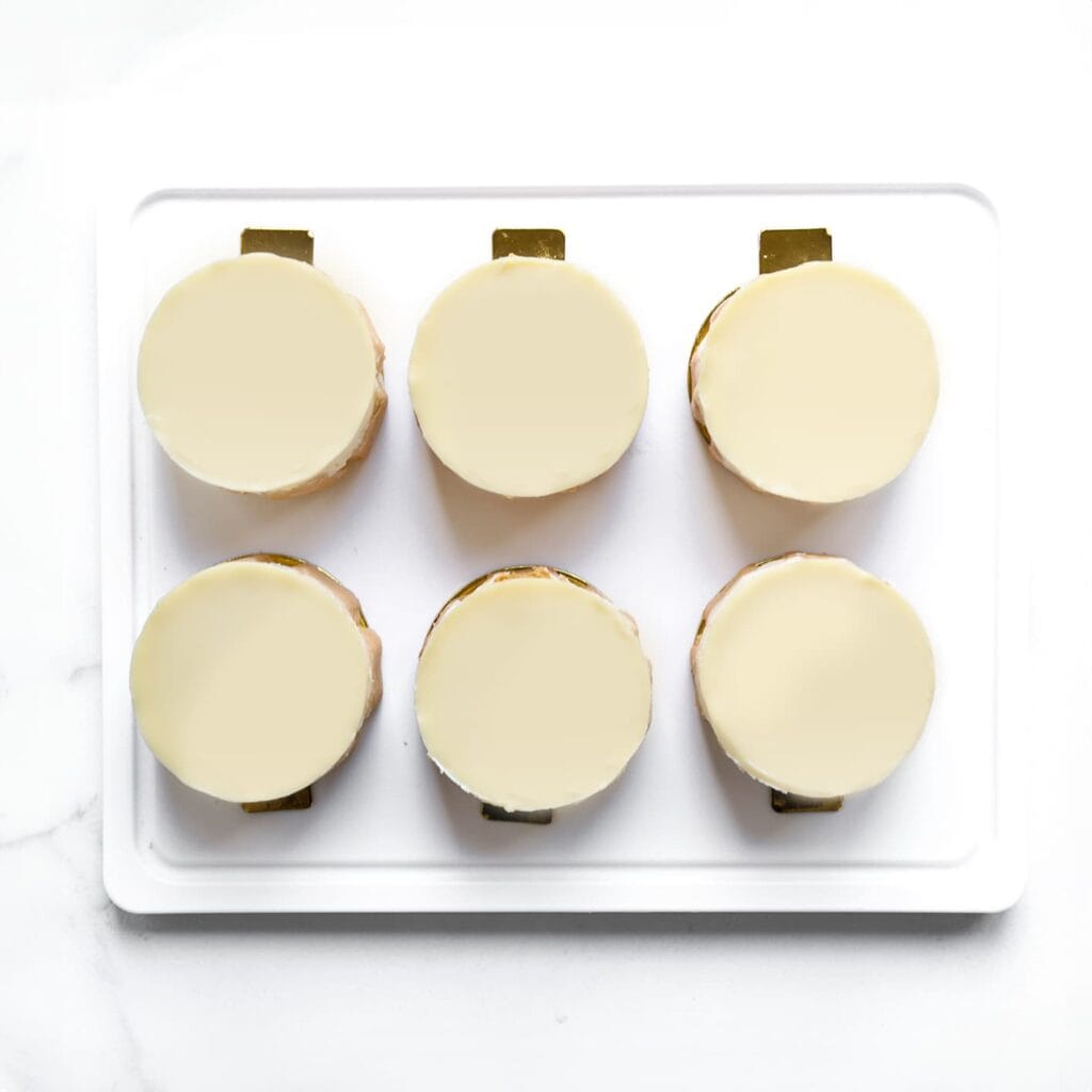 Laat het dessert minimaal 4-5 uur opstijven in de koelkast, maar bij voorkeur een hele nacht zodat de koek zachter wordt.