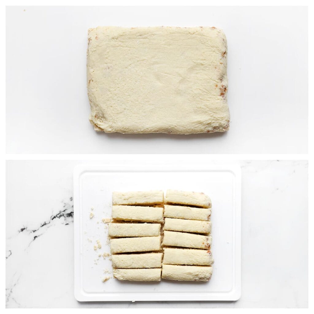 Haal de koek uit de schaal en draai deze om, zodat de onderkant nu de bovenkant is. Snijd de koek in rechthoekige stukken.