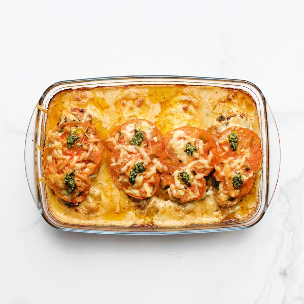 Zet de schaal terug in de oven en bak nog 10 minuten, of tot de bovenkant mooi goudbruin is. Garneer eventueel met verse peterselie.