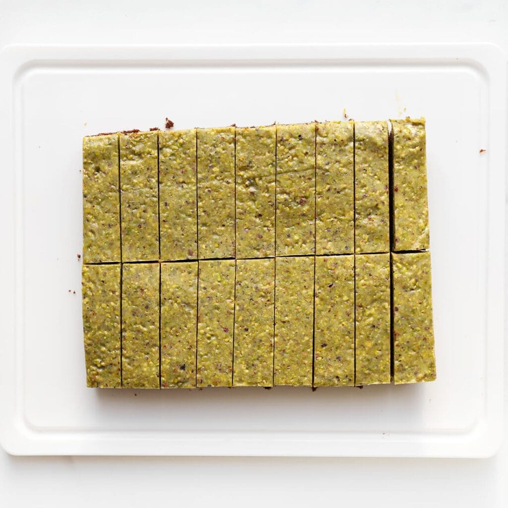 Snijd de pistache-brownie in gelijke repen.