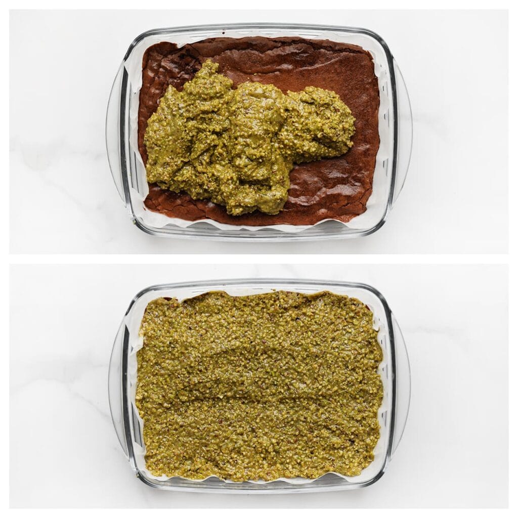 Verdeel het pistachemengsel gelijkmatig over de afgekoelde brownie en laat het 3-4 uur opstijven in de koelkast, of liever een hele nacht, zodat de smaken goed intrekken.