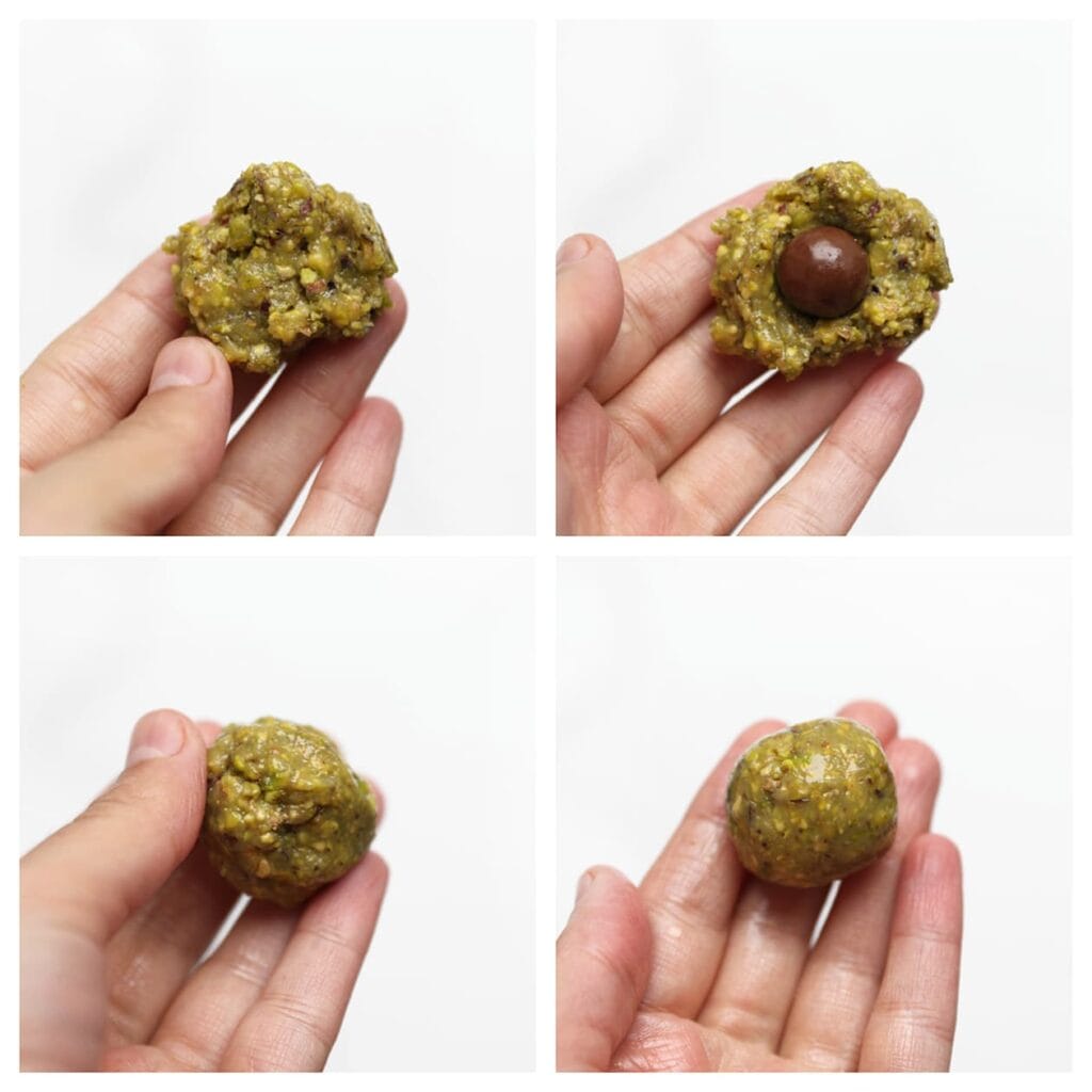 Neem een beetje van het pistachemengsel (ongeveer 13 gram per stuk) en vul deze met de choco crunch. Rol het geheel tot een mooie bol.