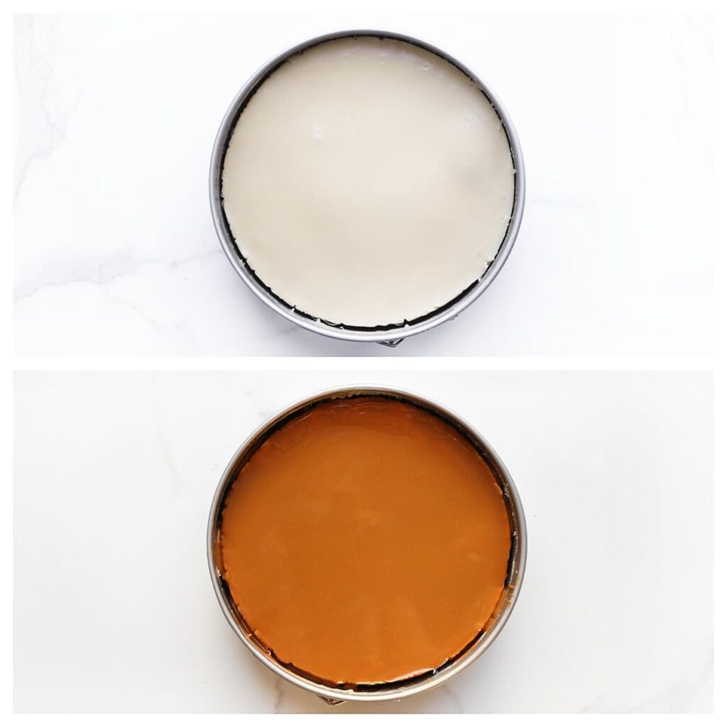 Giet het over de cheesecake en zet deze 30 minuten in de koelkast om op te stijven.